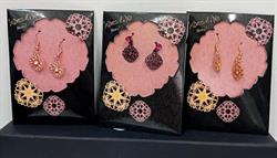 ORECCHINI IN METALLO CON STRASS. INTRECCI D'ARTE