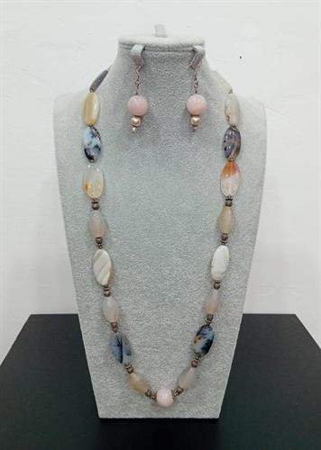 COLLANA CON ORECCHINI ROSA E VARIOPINTA CON PIETRE ONICE E QUARZO
