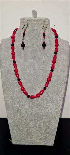 COLLANA CON ORECCHINI BIANCA E NERA CON PERLE DI FIUME