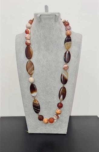 COLLANA NOCCIOLA CON PIETRE E PERLE IN ONICE. IMMAGINI D'ORO